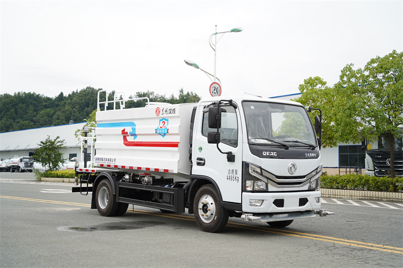 东风股份D6蓝牌洒水车 7方（燃油车）
