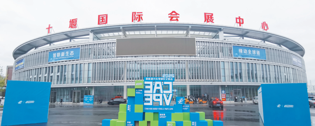 深圳东风12款新品集中亮相！闪耀2025新能源汽车零部件交易会