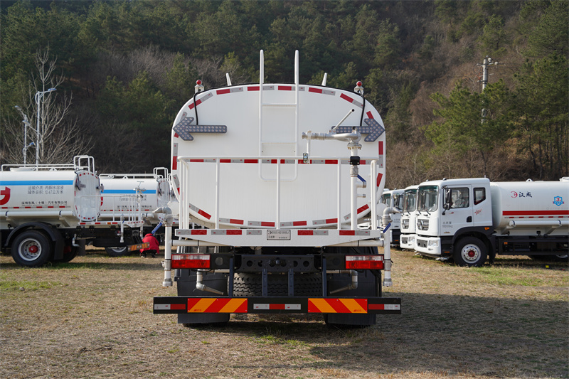 【汉成牌】东风股份D9-240马力洒水车 16方（燃油车）