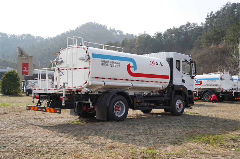 【汉成牌】东风股份D9-240马力洒水车 16方（燃油车）