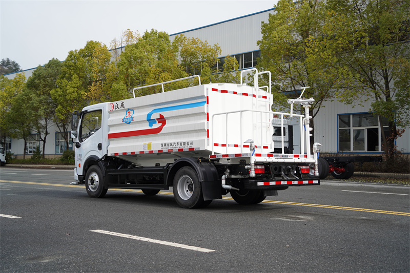 东风股份D6蓝牌洒水车 7方（燃油车）