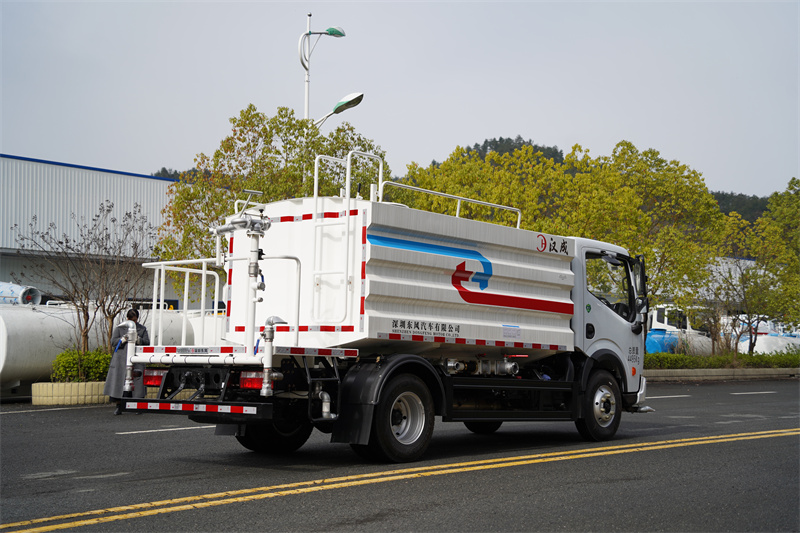 东风股份D6蓝牌洒水车 7方（燃油车）