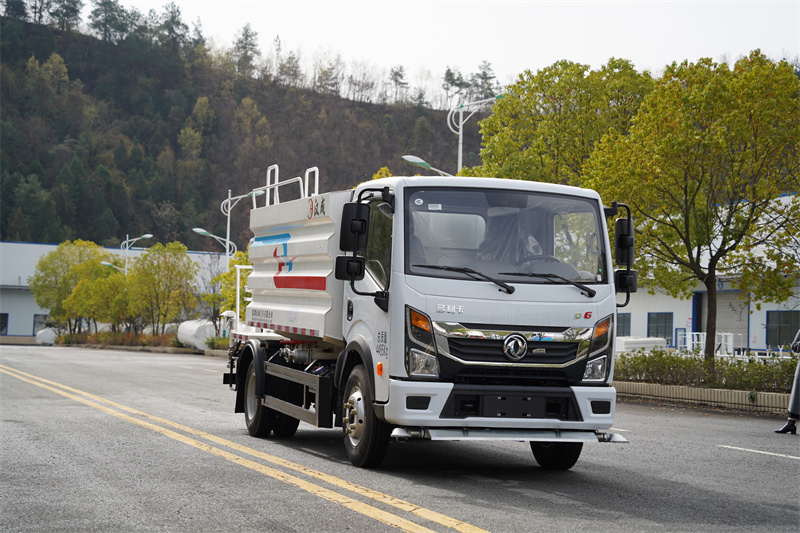 东风股份D6蓝牌洒水车 7方（燃油车）